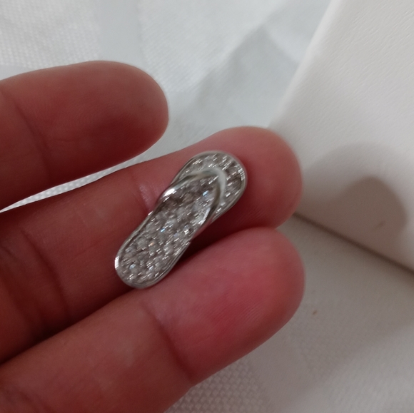 Little silver-tone sandal charm - Picture 2 of 3